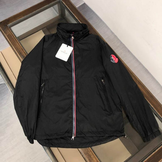 Les vestes Moncler allient élégance et modernité. Leur design sophistiqué et leurs matériaux haut de gamme en font un choix incontournable.pas cher.le moins cher.