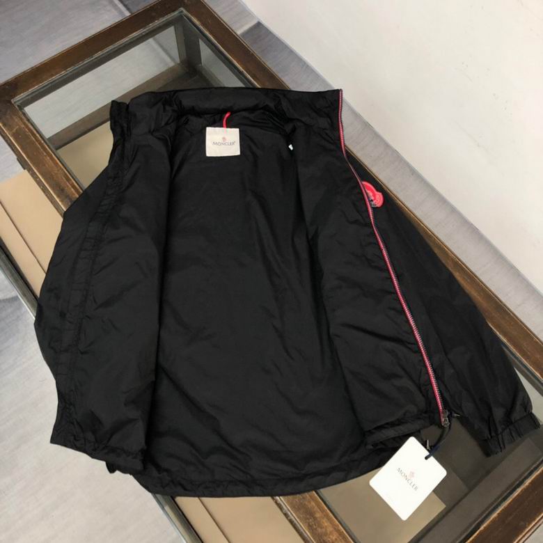 Les vestes Moncler allient élégance et modernité. Leur design sophistiqué et leurs matériaux haut de gamme en font un choix incontournable.pas cher.le moins cher.