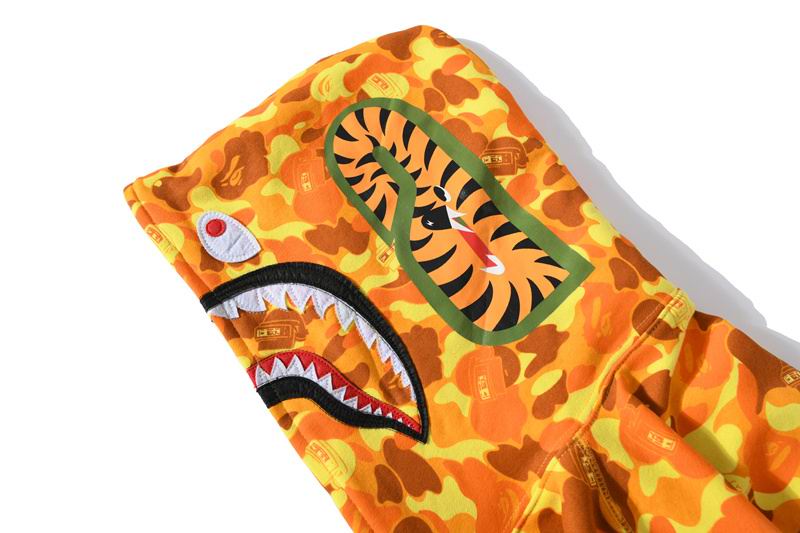 Les sweats Bape Sta pour homme incarnent l’essence du streetwear avec un design audacieux et reconnaissable, propre à la marque A Bathing Ape (Bape).