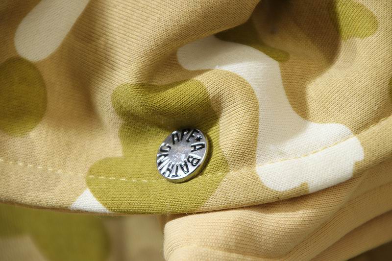 Les sweats Bape Sta pour homme incarnent l’essence du streetwear avec un design audacieux et reconnaissable, propre à la marque A Bathing Ape (Bape).