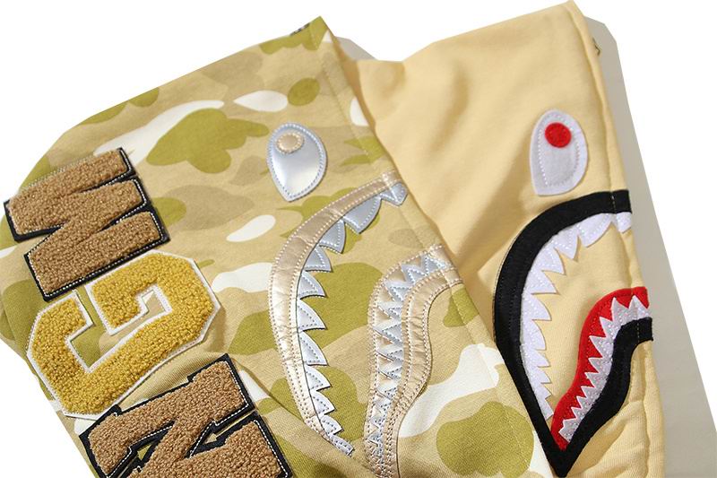 Les sweats Bape Sta pour homme incarnent l’essence du streetwear avec un design audacieux et reconnaissable, propre à la marque A Bathing Ape (Bape).