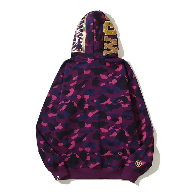 Les sweats Bape Sta pour homme incarnent l’essence du streetwear avec un design audacieux et reconnaissable, propre à la marque A Bathing Ape (Bape).