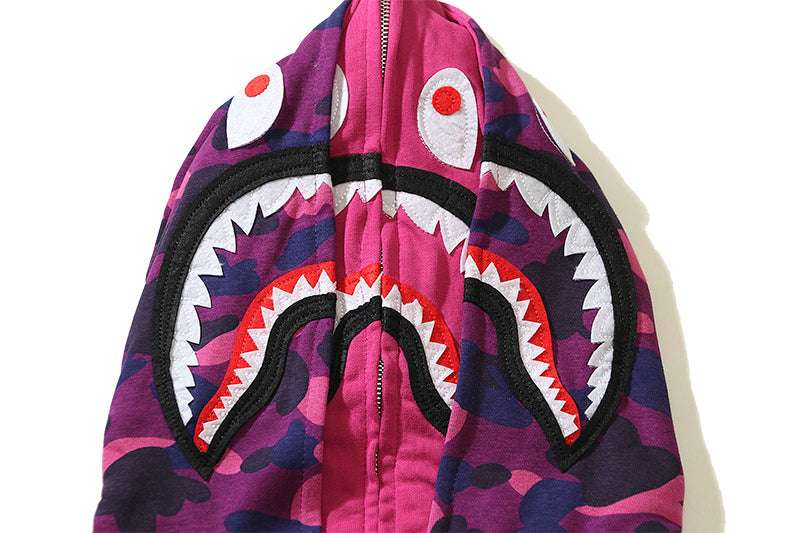 Les sweats Bape Sta pour homme incarnent l’essence du streetwear avec un design audacieux et reconnaissable, propre à la marque A Bathing Ape (Bape).