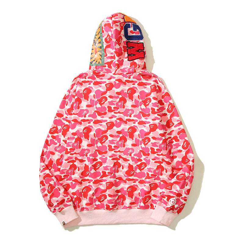 Les sweats Bape Sta pour homme incarnent l’essence du streetwear avec un design audacieux et reconnaissable, propre à la marque A Bathing Ape (Bape).