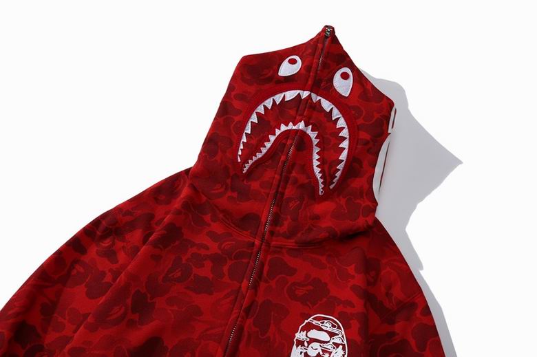 Les sweats Bape Sta pour homme incarnent l’essence du streetwear avec un design audacieux et reconnaissable, propre à la marque A Bathing Ape (Bape).