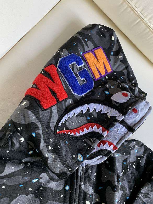 Les sweats Bape Sta pour homme incarnent l’essence du streetwear avec un design audacieux et reconnaissable, propre à la marque A Bathing Ape (Bape).