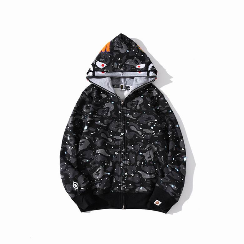 Les sweats Bape Sta pour homme incarnent l’essence du streetwear avec un design audacieux et reconnaissable, propre à la marque A Bathing Ape (Bape).