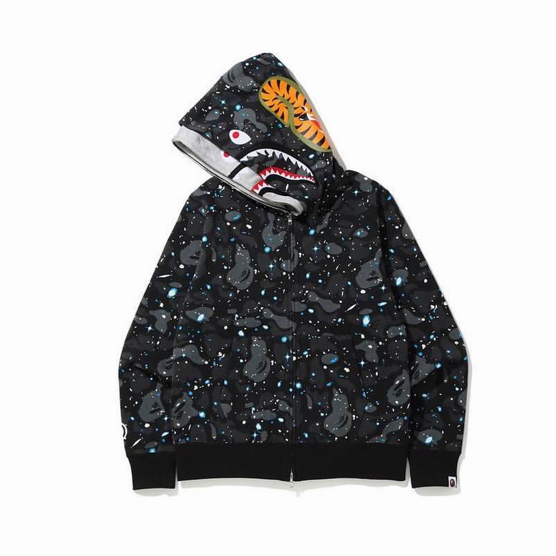 Les sweats Bape Sta pour homme incarnent l’essence du streetwear avec un design audacieux et reconnaissable, propre à la marque A Bathing Ape (Bape).