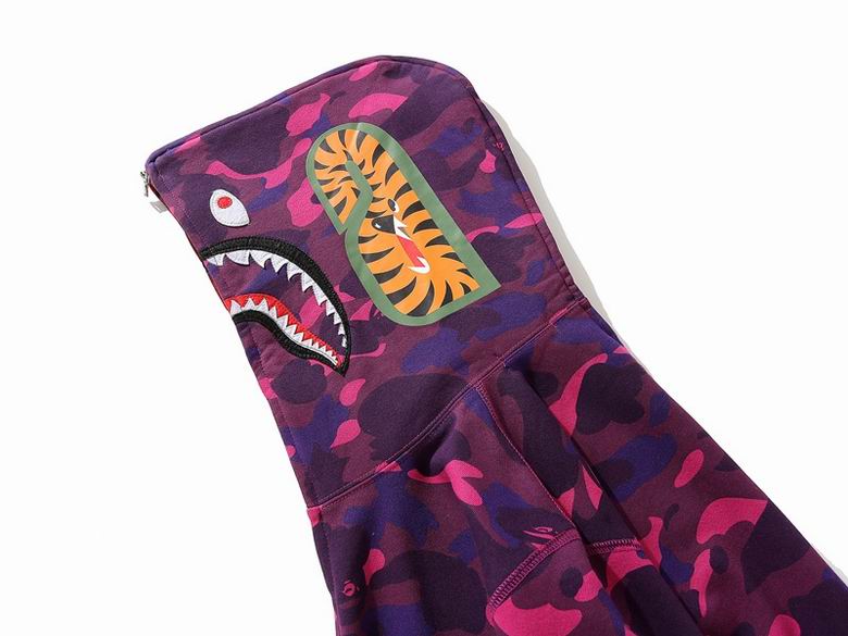 Les sweats Bape Sta pour homme incarnent l’essence du streetwear avec un design audacieux et reconnaissable, propre à la marque A Bathing Ape (Bape).