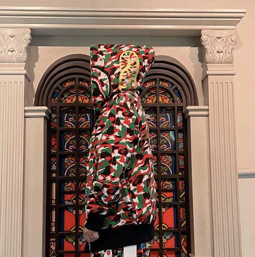 Les sweats Bape Sta pour homme incarnent l’essence du streetwear avec un design audacieux et reconnaissable, propre à la marque A Bathing Ape (Bape).