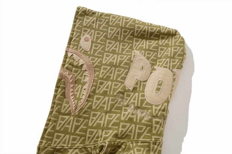 Les sweats Bape Sta pour homme incarnent l’essence du streetwear avec un design audacieux et reconnaissable, propre à la marque A Bathing Ape (Bape).