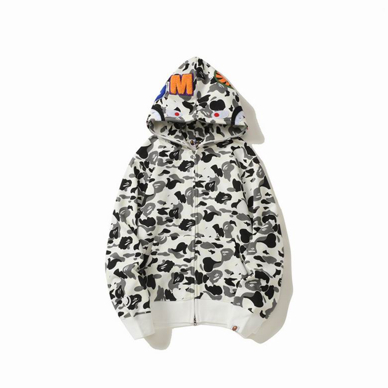 Les sweats Bape Sta pour homme incarnent l’essence du streetwear avec un design audacieux et reconnaissable, propre à la marque A Bathing Ape (Bape).
