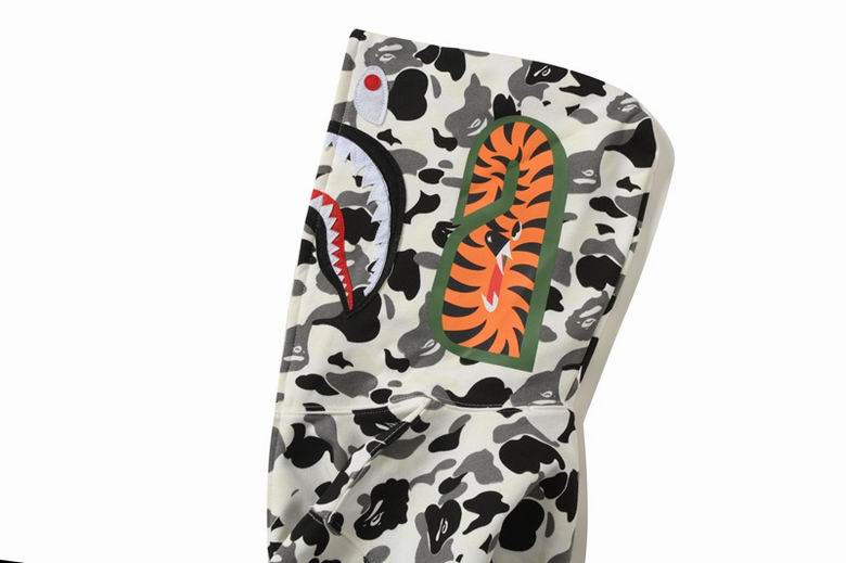 Les sweats Bape Sta pour homme incarnent l’essence du streetwear avec un design audacieux et reconnaissable, propre à la marque A Bathing Ape (Bape).