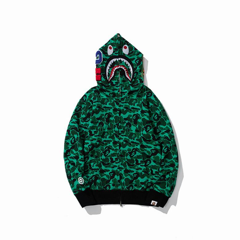 Les sweats Bape Sta pour homme incarnent l’essence du streetwear avec un design audacieux et reconnaissable, propre à la marque A Bathing Ape (Bape).