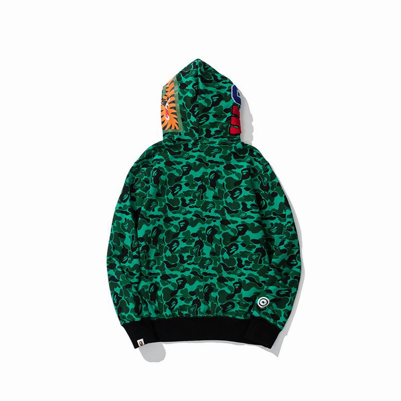 Les sweats Bape Sta pour homme incarnent l’essence du streetwear avec un design audacieux et reconnaissable, propre à la marque A Bathing Ape (Bape).