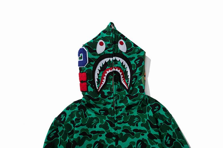 Les sweats Bape Sta pour homme incarnent l’essence du streetwear avec un design audacieux et reconnaissable, propre à la marque A Bathing Ape (Bape).