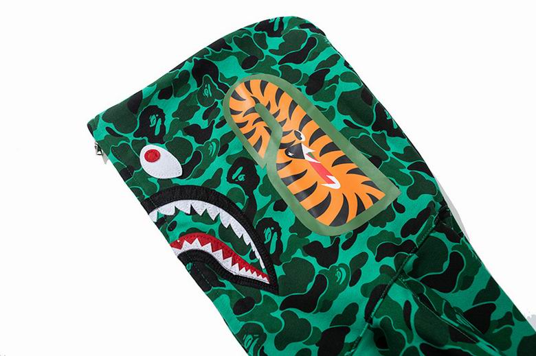 Les sweats Bape Sta pour homme incarnent l’essence du streetwear avec un design audacieux et reconnaissable, propre à la marque A Bathing Ape (Bape).