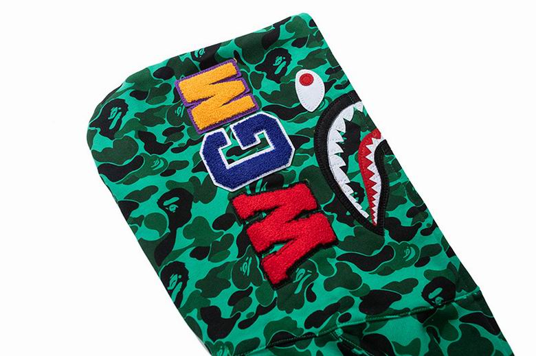 Les sweats Bape Sta pour homme incarnent l’essence du streetwear avec un design audacieux et reconnaissable, propre à la marque A Bathing Ape (Bape).