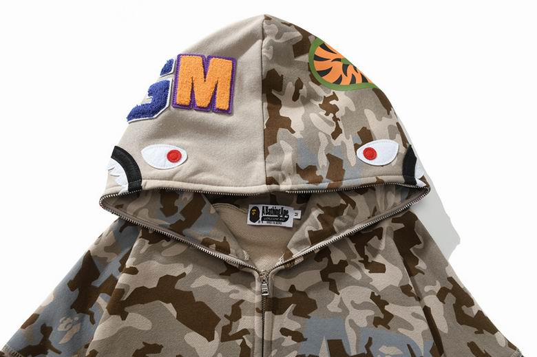 Les sweats Bape Sta pour homme incarnent l’essence du streetwear avec un design audacieux et reconnaissable, propre à la marque A Bathing Ape (Bape).