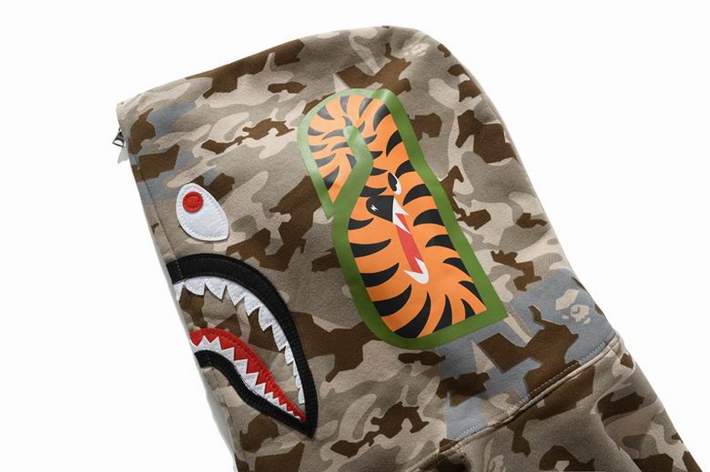 Les sweats Bape Sta pour homme incarnent l’essence du streetwear avec un design audacieux et reconnaissable, propre à la marque A Bathing Ape (Bape).