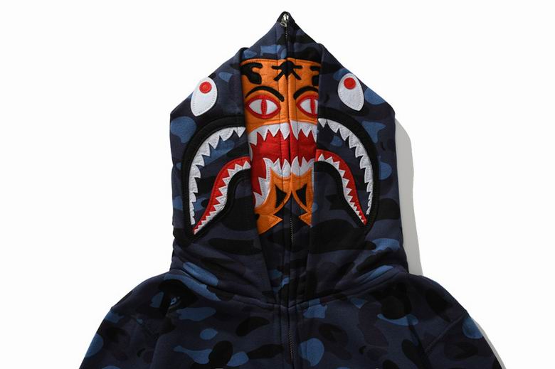 Les sweats Bape Sta pour homme incarnent l’essence du streetwear avec un design audacieux et reconnaissable, propre à la marque A Bathing Ape (Bape).
