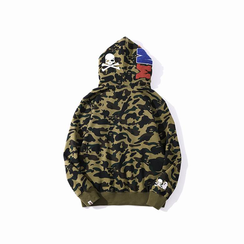 Les sweats Bape Sta pour homme incarnent l’essence du streetwear avec un design audacieux et reconnaissable, propre à la marque A Bathing Ape (Bape).