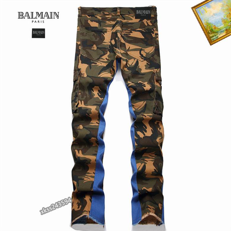 Les jeans Balmain pour homme allient sophistication et caractère, incarnant parfaitement l’ADN luxueux et avant-gardiste de la marque.