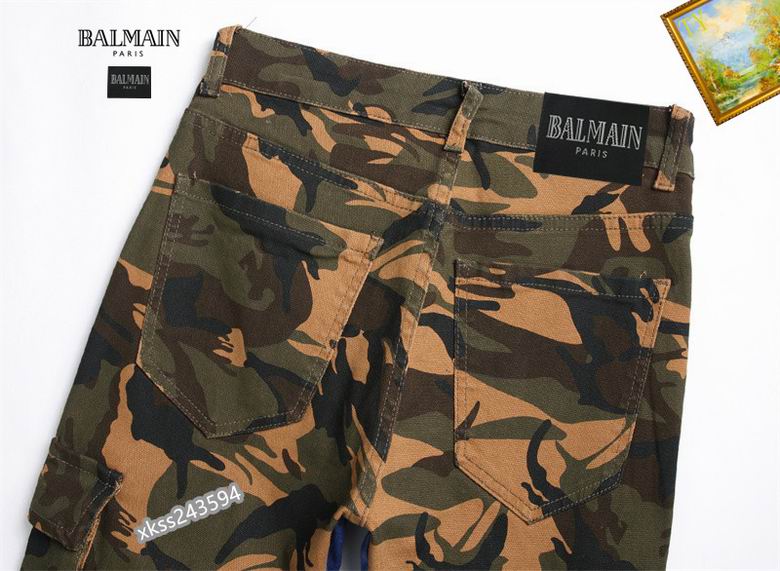 Les jeans Balmain pour homme allient sophistication et caractère, incarnant parfaitement l’ADN luxueux et avant-gardiste de la marque.