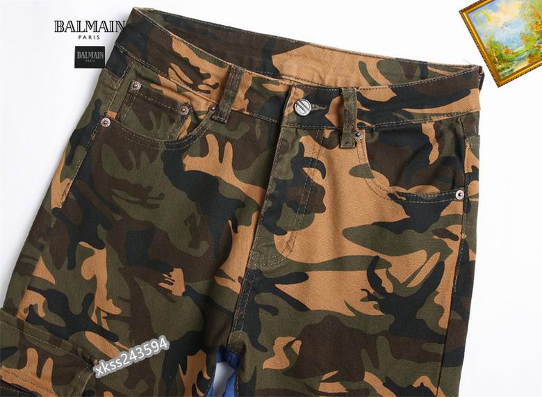 Les jeans Balmain pour homme allient sophistication et caractère, incarnant parfaitement l’ADN luxueux et avant-gardiste de la marque.