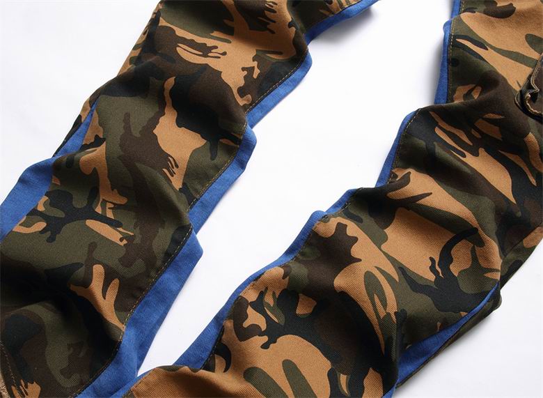 Les jeans Balmain pour homme allient sophistication et caractère, incarnant parfaitement l’ADN luxueux et avant-gardiste de la marque.