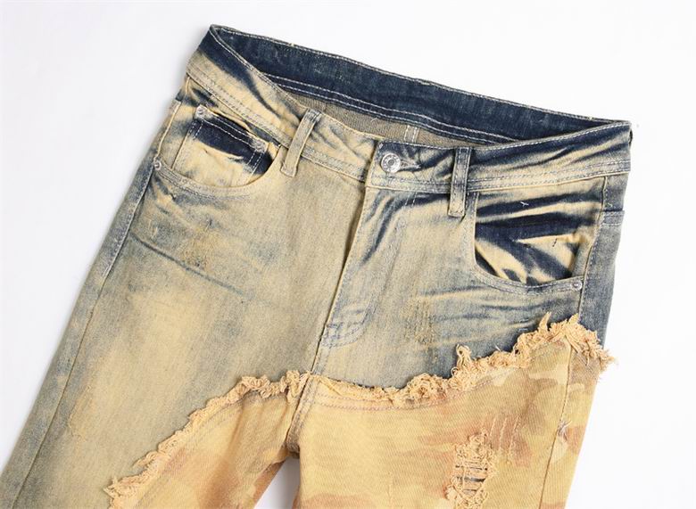 Les jeans Balmain pour homme allient sophistication et caractère, incarnant parfaitement l’ADN luxueux et avant-gardiste de la marque.