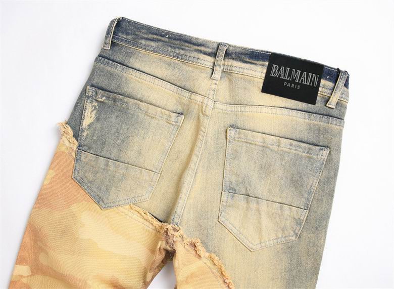 Les jeans Balmain pour homme allient sophistication et caractère, incarnant parfaitement l’ADN luxueux et avant-gardiste de la marque.