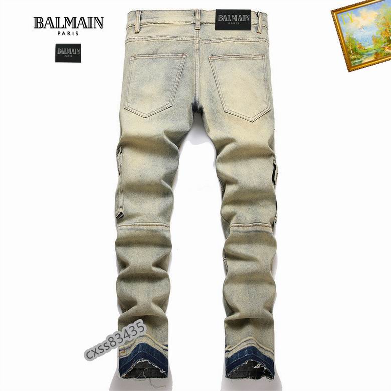 Les jeans Balmain pour homme allient sophistication et caractère, incarnant parfaitement l’ADN luxueux et avant-gardiste de la marque.