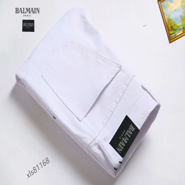 Les jeans Balmain pour homme allient sophistication et caractère, incarnant parfaitement l’ADN luxueux et avant-gardiste de la marque.