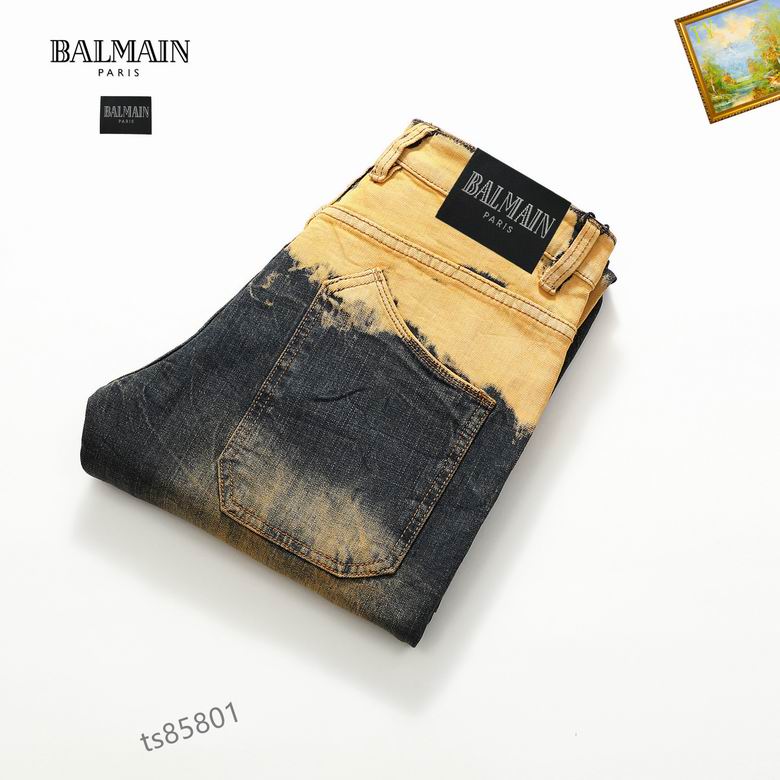 Les jeans Balmain pour homme allient sophistication et caractère, incarnant parfaitement l’ADN luxueux et avant-gardiste de la marque.