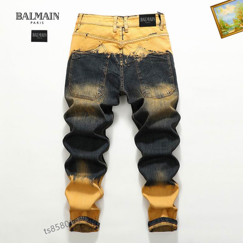 Les jeans Balmain pour homme allient sophistication et caractère, incarnant parfaitement l’ADN luxueux et avant-gardiste de la marque.