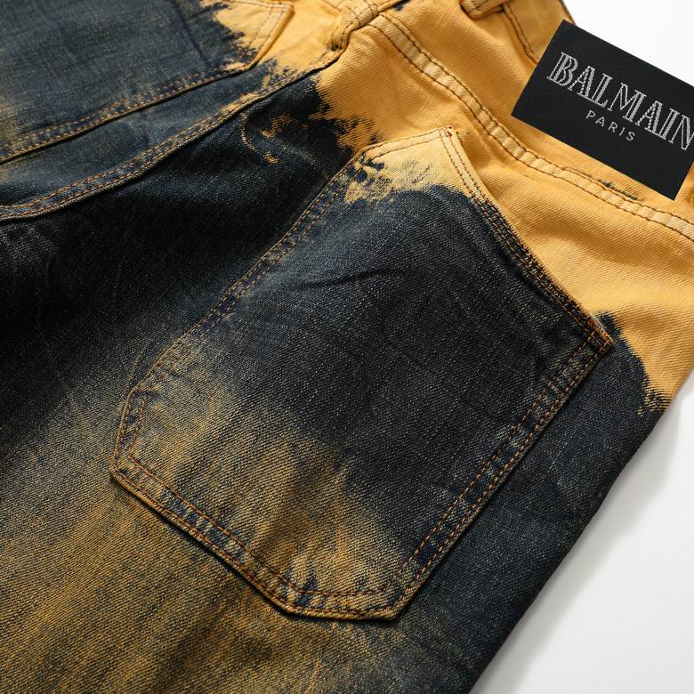 Les jeans Balmain pour homme allient sophistication et caractère, incarnant parfaitement l’ADN luxueux et avant-gardiste de la marque.