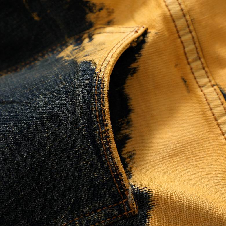 Les jeans Balmain pour homme allient sophistication et caractère, incarnant parfaitement l’ADN luxueux et avant-gardiste de la marque.