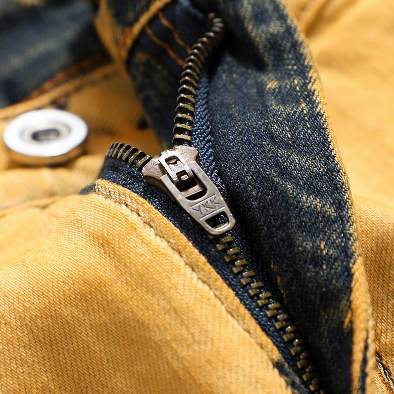 Les jeans Balmain pour homme allient sophistication et caractère, incarnant parfaitement l’ADN luxueux et avant-gardiste de la marque.