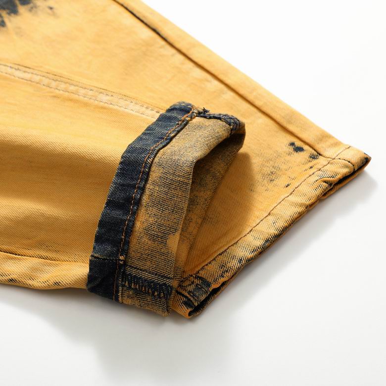 Les jeans Balmain pour homme allient sophistication et caractère, incarnant parfaitement l’ADN luxueux et avant-gardiste de la marque.