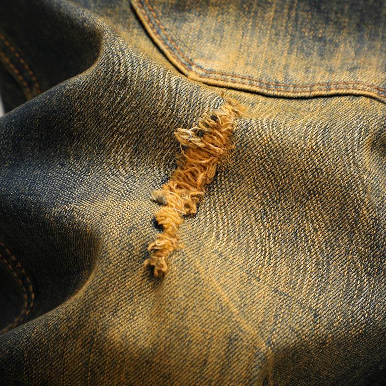 Les jeans Balmain pour homme allient sophistication et caractère, incarnant parfaitement l’ADN luxueux et avant-gardiste de la marque.