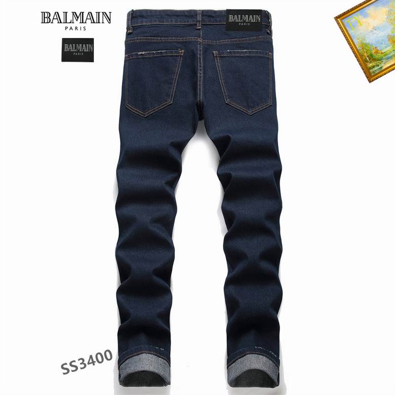 Les jeans Balmain pour homme allient sophistication et caractère, incarnant parfaitement l’ADN luxueux et avant-gardiste de la marque.