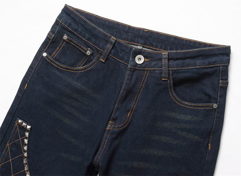 Les jeans Balmain pour homme allient sophistication et caractère, incarnant parfaitement l’ADN luxueux et avant-gardiste de la marque.