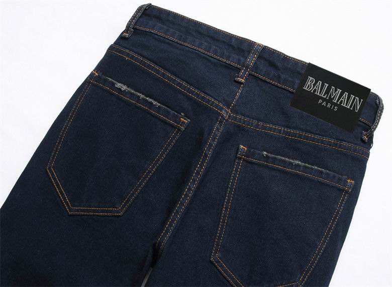 Les jeans Balmain pour homme allient sophistication et caractère, incarnant parfaitement l’ADN luxueux et avant-gardiste de la marque.