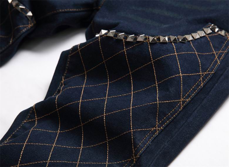 Les jeans Balmain pour homme allient sophistication et caractère, incarnant parfaitement l’ADN luxueux et avant-gardiste de la marque.