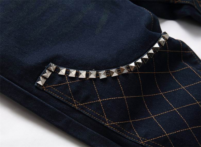 Les jeans Balmain pour homme allient sophistication et caractère, incarnant parfaitement l’ADN luxueux et avant-gardiste de la marque.