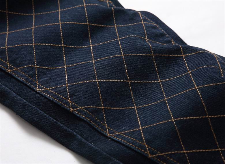 Les jeans Balmain pour homme allient sophistication et caractère, incarnant parfaitement l’ADN luxueux et avant-gardiste de la marque.