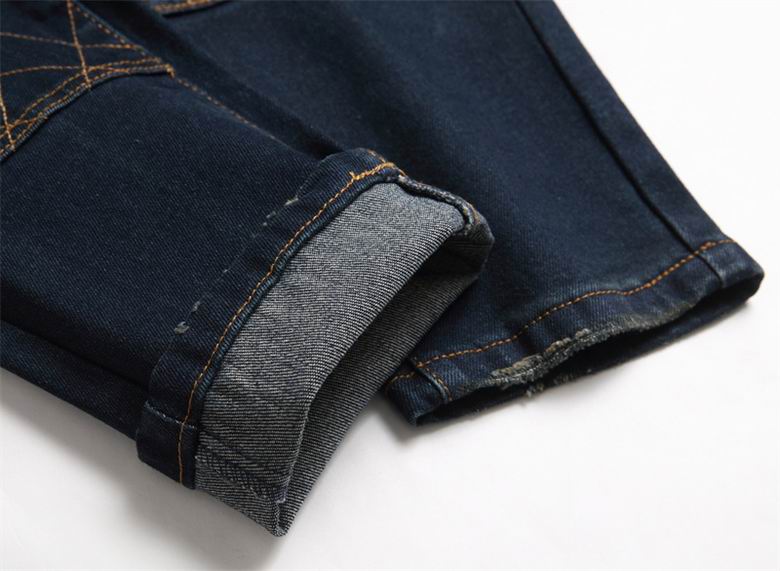 Les jeans Balmain pour homme allient sophistication et caractère, incarnant parfaitement l’ADN luxueux et avant-gardiste de la marque.
