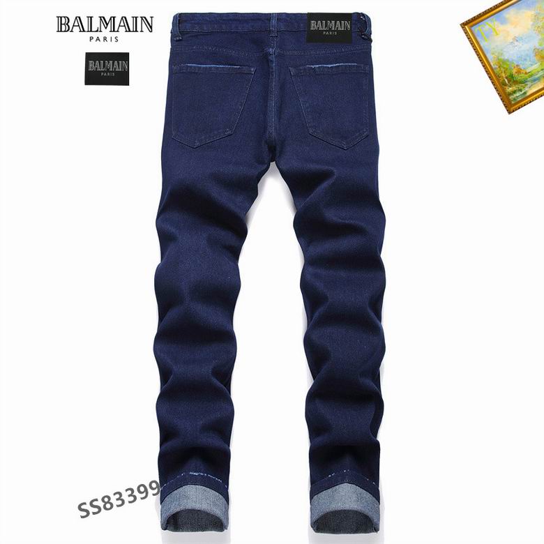 Les jeans Balmain pour homme allient sophistication et caractère, incarnant parfaitement l’ADN luxueux et avant-gardiste de la marque.