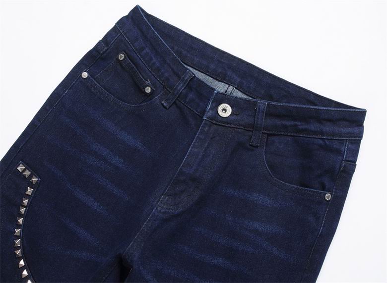 Les jeans Balmain pour homme allient sophistication et caractère, incarnant parfaitement l’ADN luxueux et avant-gardiste de la marque.